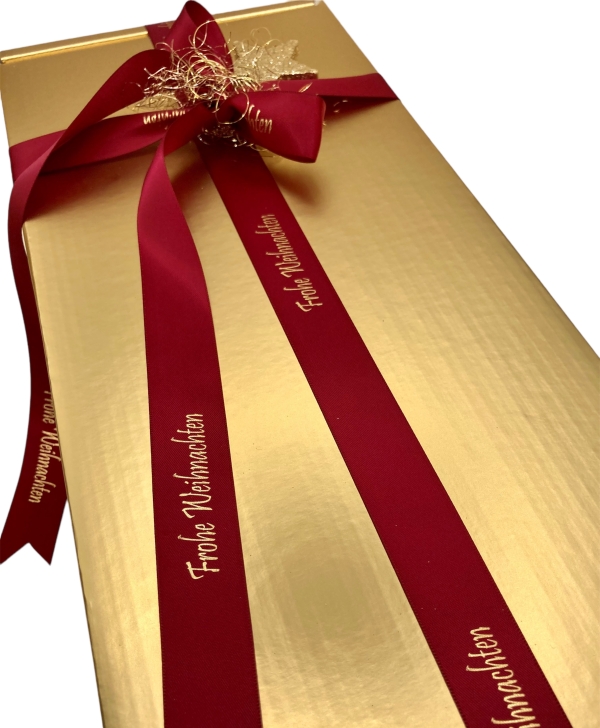 goldener Karton mit weihnachtlicher Schleife
